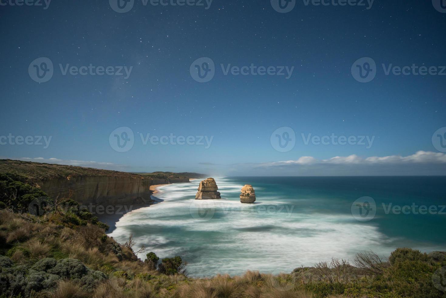 vista espetacular de doze apóstolos uma formação rochosa icônica durante a noite. um dos lugares mais populares na grande estrada oceânica do estado de victoria da austrália. foto
