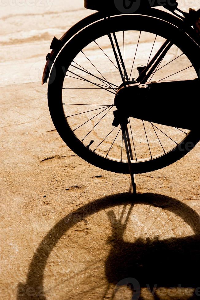 pé de bicicleta no estacionamento e sua sombra foto