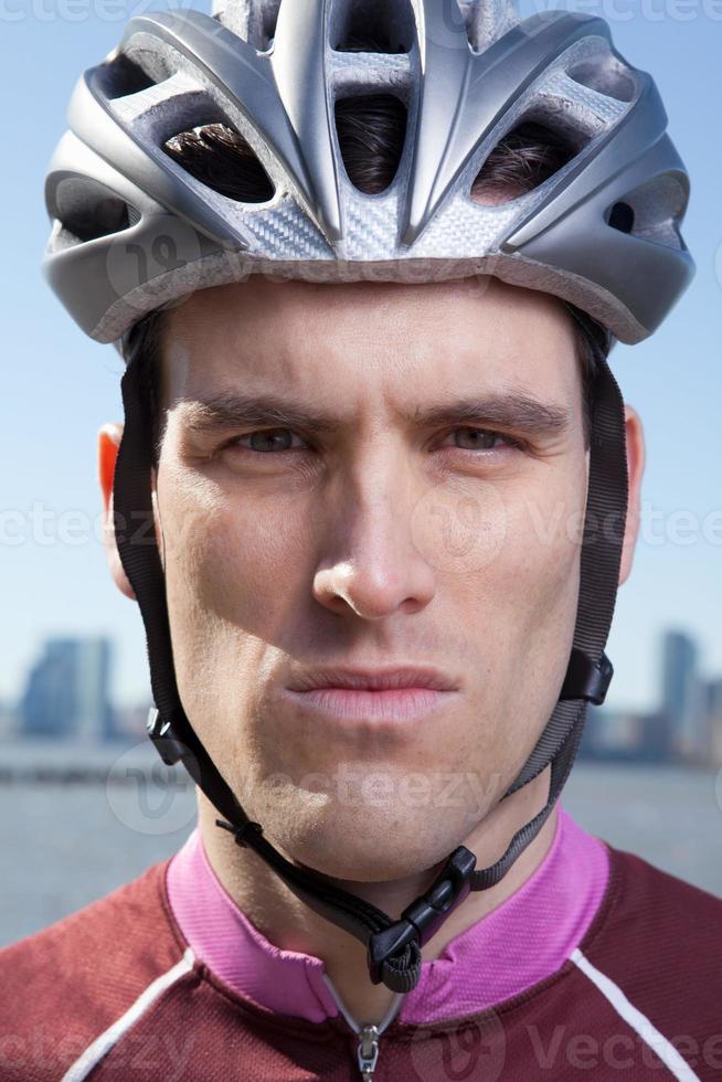 homem de capacete de ciclismo, olhando para a frente foto