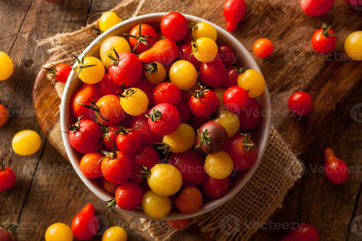 tomates de cereja orgânicos da herança foto
