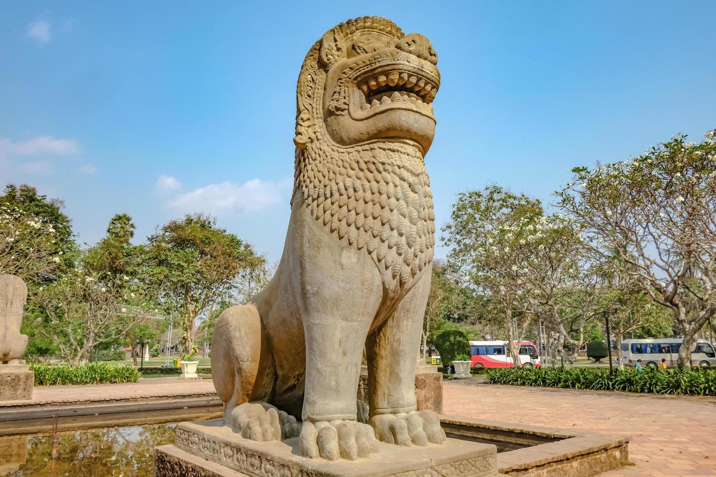 estátua de leão estilo camboja no parque siem reap foto