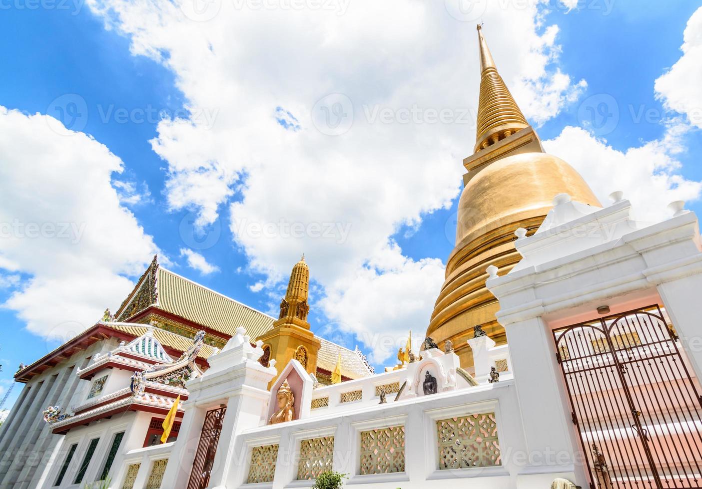 pagode dourado em bangkok, tailândia foto