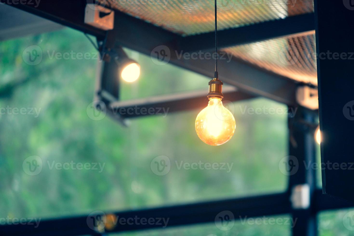 lâmpadas decorativas no café dão uma sensação de calor. ideias de decoração para cafeteria foto