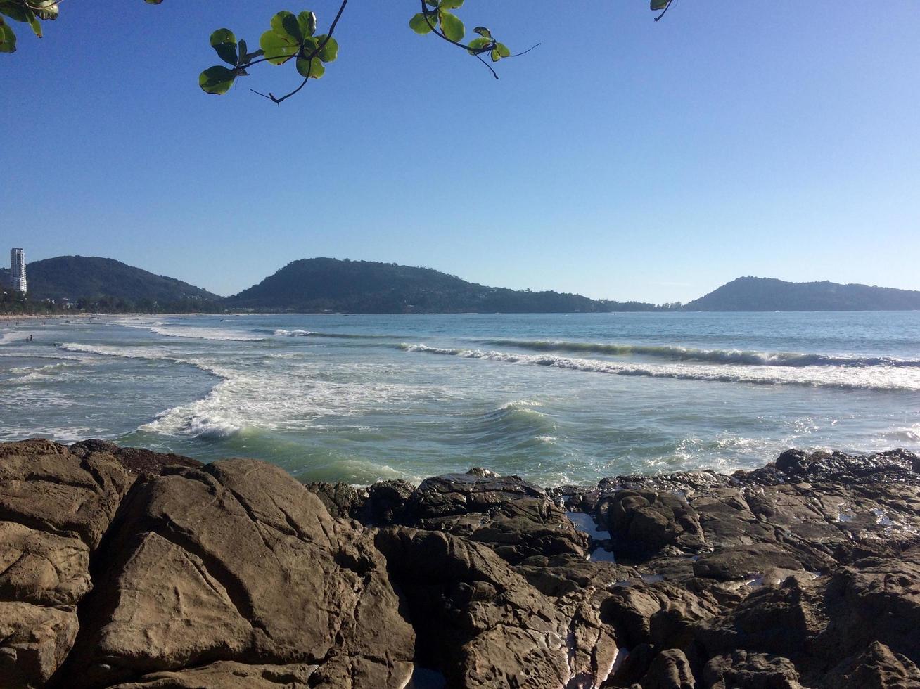 uma magnífica praia paradisíaca na tailândia na ilha de phuket foto