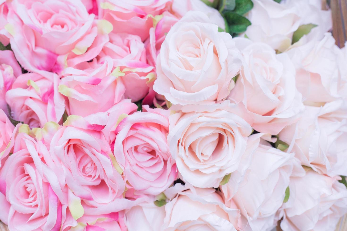close-up de muitas rosas cor de rosa pálidas de tecido com fundo desfocado. foto