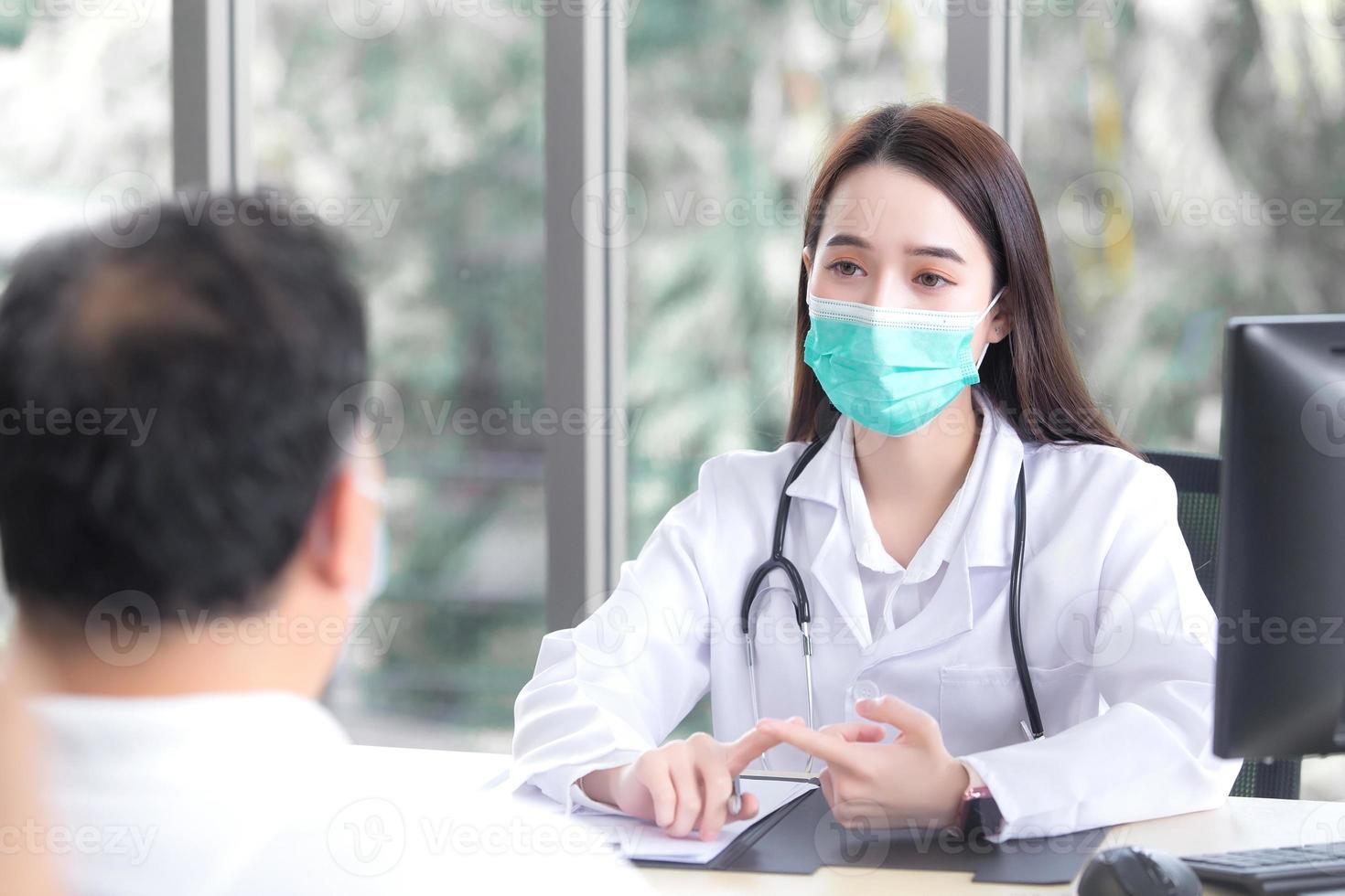 paciente asiático idoso consulta com uma médica profissional sobre seu sintoma enquanto o médico fornece informações de saúde com ele no hospital. foto