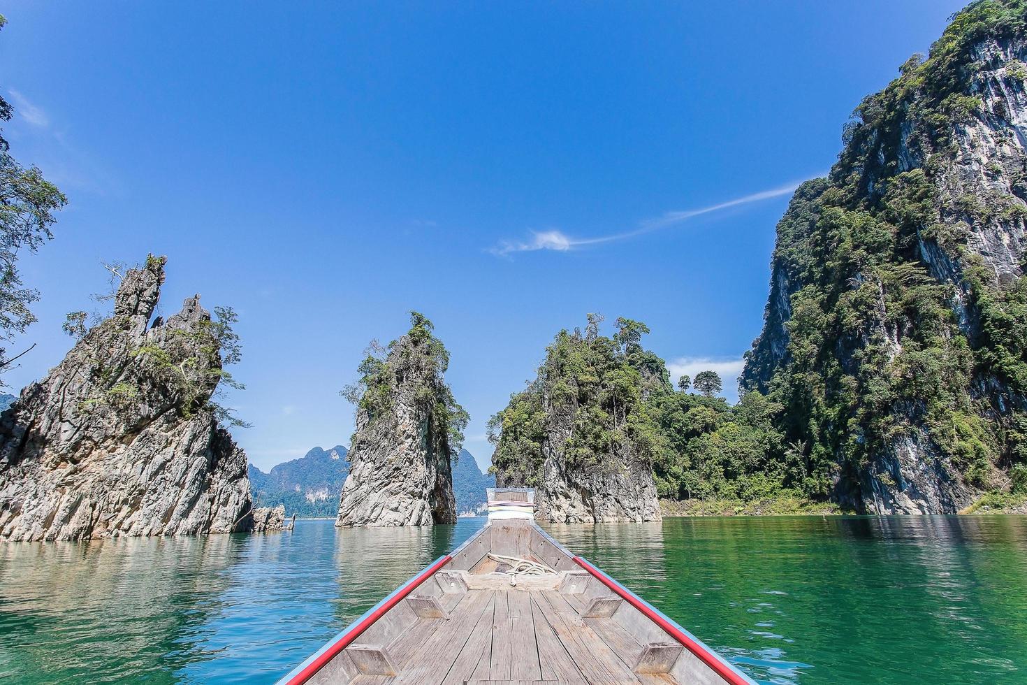 belas montanhas naturais de um barco de cauda longa na barragem de ratchaprapha no parque nacional de khao sok, província de surat thani, tailândia. foto