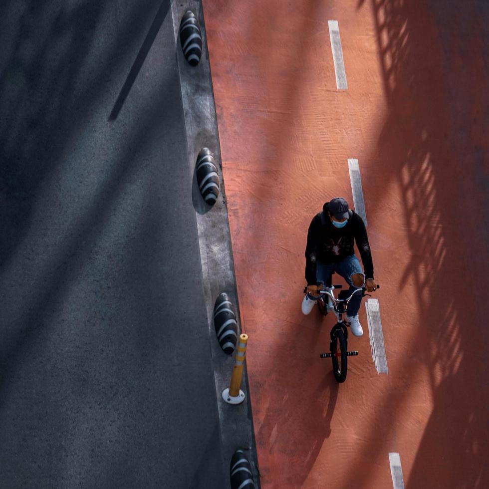 bilbao, vizcaya, espanha, 2022 - ciclista na rua foto