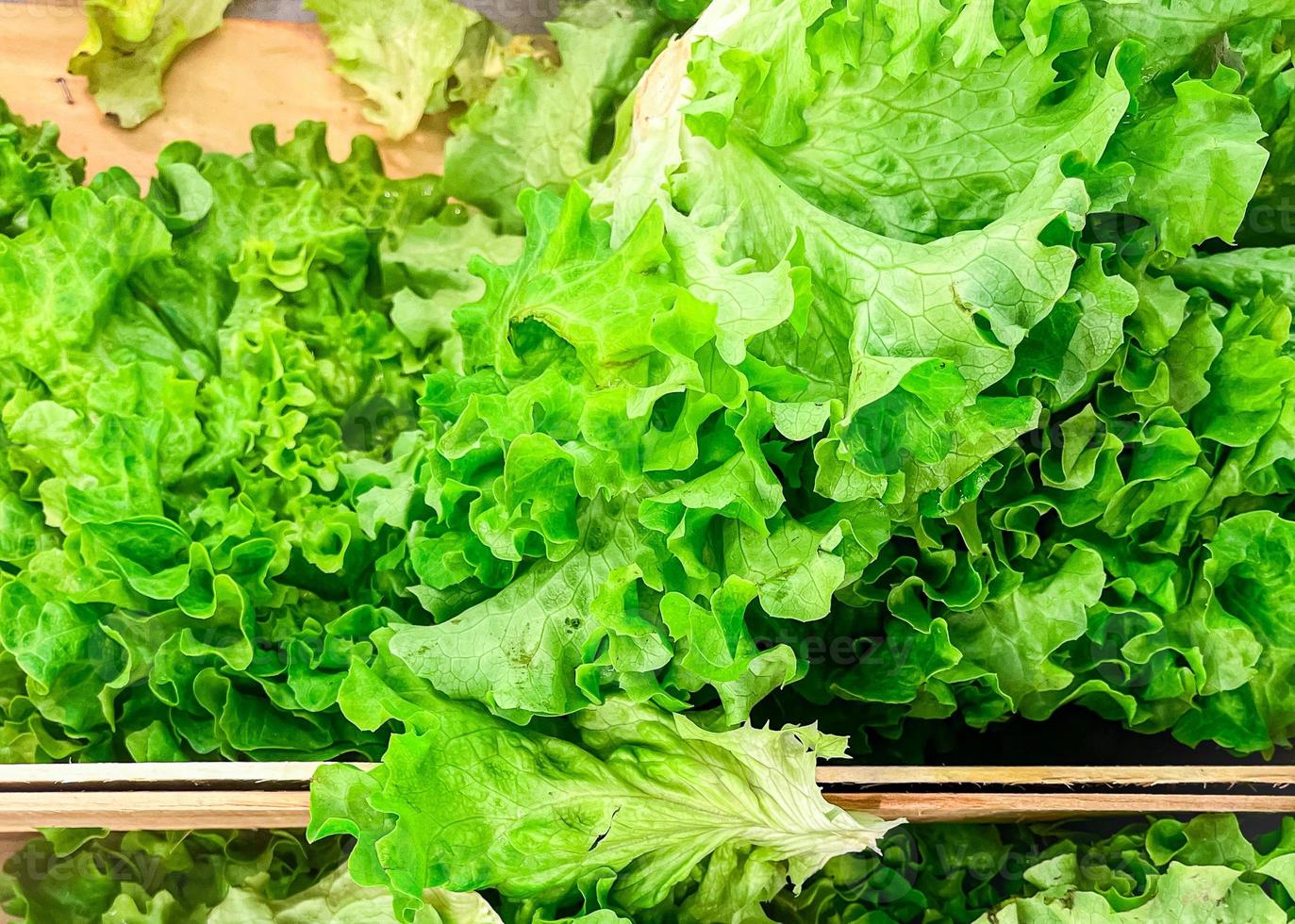 salada alface mix folhas verdes no balcão da loja do mercado refeição saudável comida lanche espaço de cópia foto