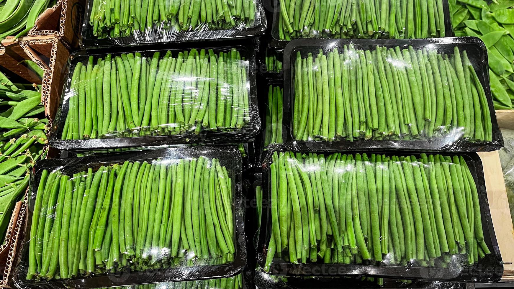 feijão de corda plana vagens de feijão de tipo plano balcão de frutas maduras frescas na loja do mercado refeição saudável comida dieta lanche vegetariano comida vegana ou vegetariana espaço de cópia foto