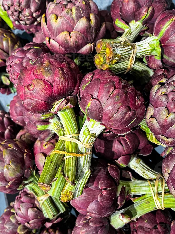 alcachofra balcão de frutas maduras frescas na loja do mercado refeição saudável comida dieta lanche vegetariano vegano ou comida vegetariana espaço de cópia foto