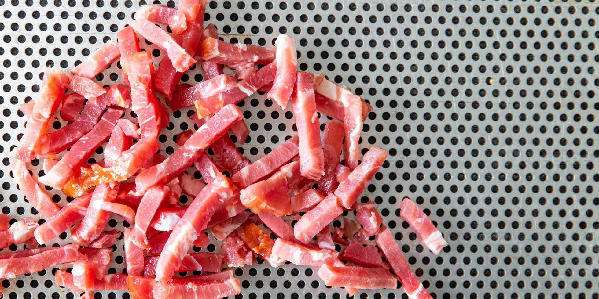 cubos de bacon fatia carne de porco refeição fresca comida lanche na mesa espaço de cópia comida foto