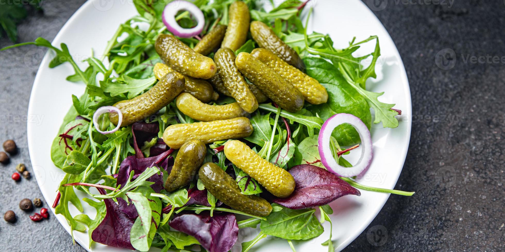 pepino salada pepino salgado folhas verdes misturar refeição fresca comida dieta lanche na mesa cópia espaço foto