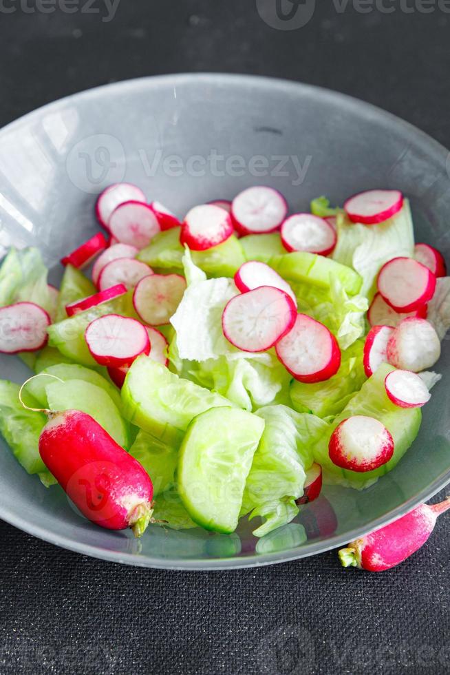 salada rabanete vegetal pepino, folha de alface fresca refeição saudável lanche de comida na mesa espaço de cópia foto