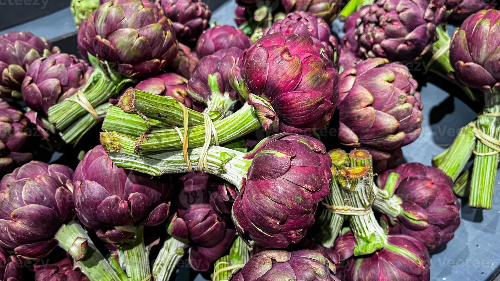 alcachofra balcão de frutas maduras frescas na loja do mercado refeição saudável comida dieta lanche vegetariano vegano ou comida vegetariana espaço de cópia foto