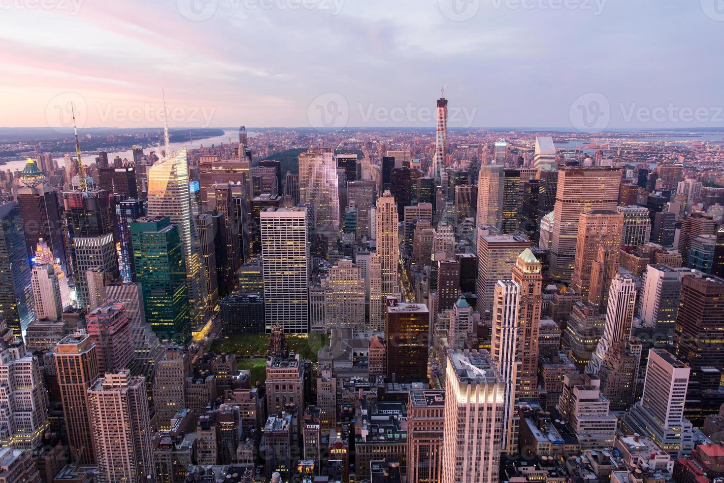 cidade de nova york manhattan ao pôr do sol foto