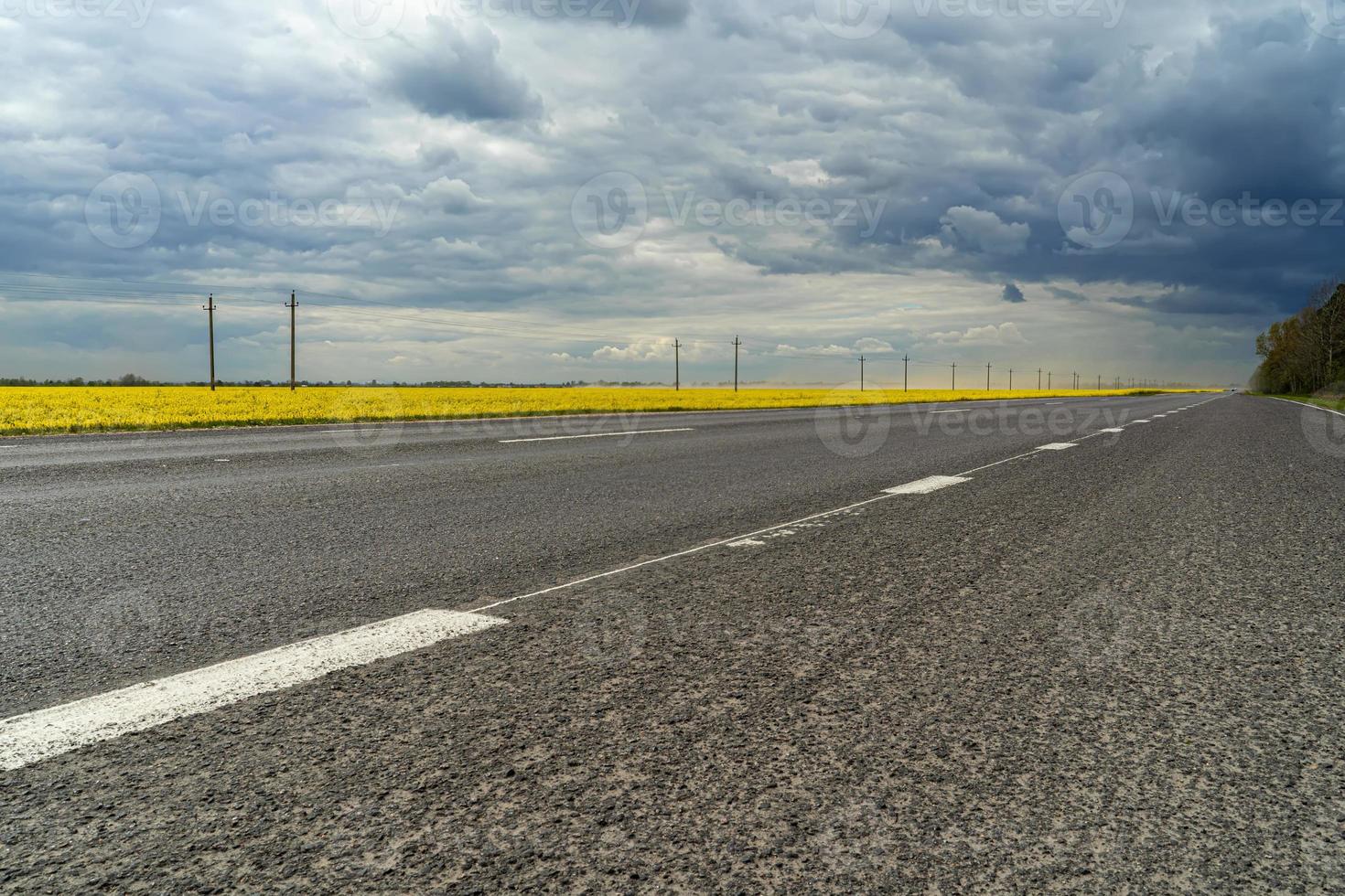 panorama de uma estrada com nuvens de chuva escuras foto