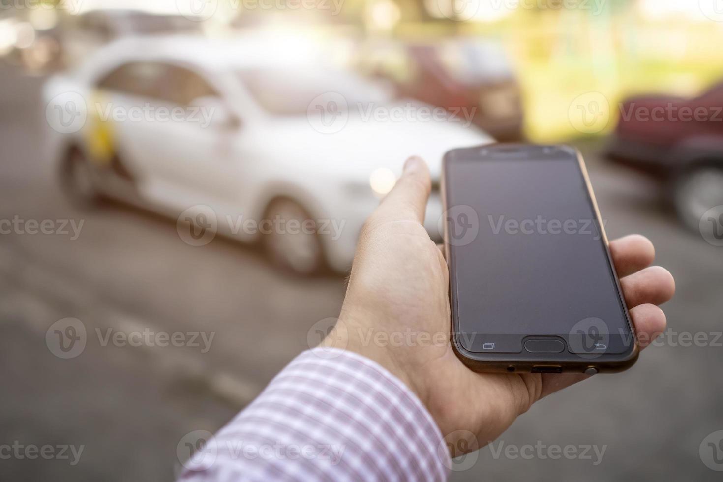 a mão com o telefone na mão no fundo do carro de táxi foto