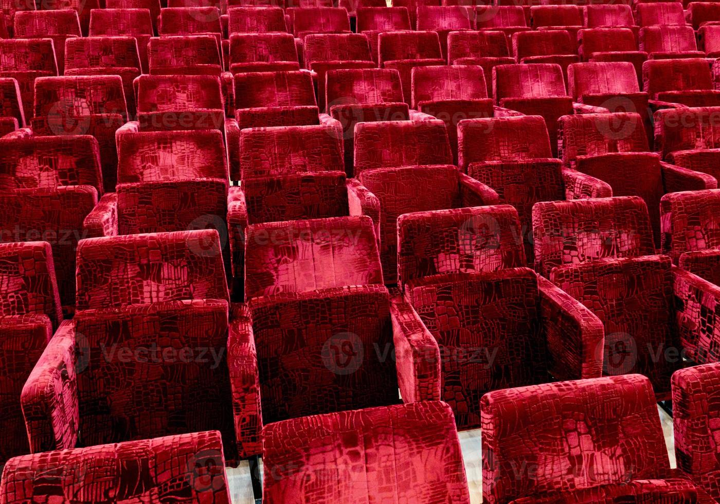 muitos assentos vermelhos em um cinema. foto