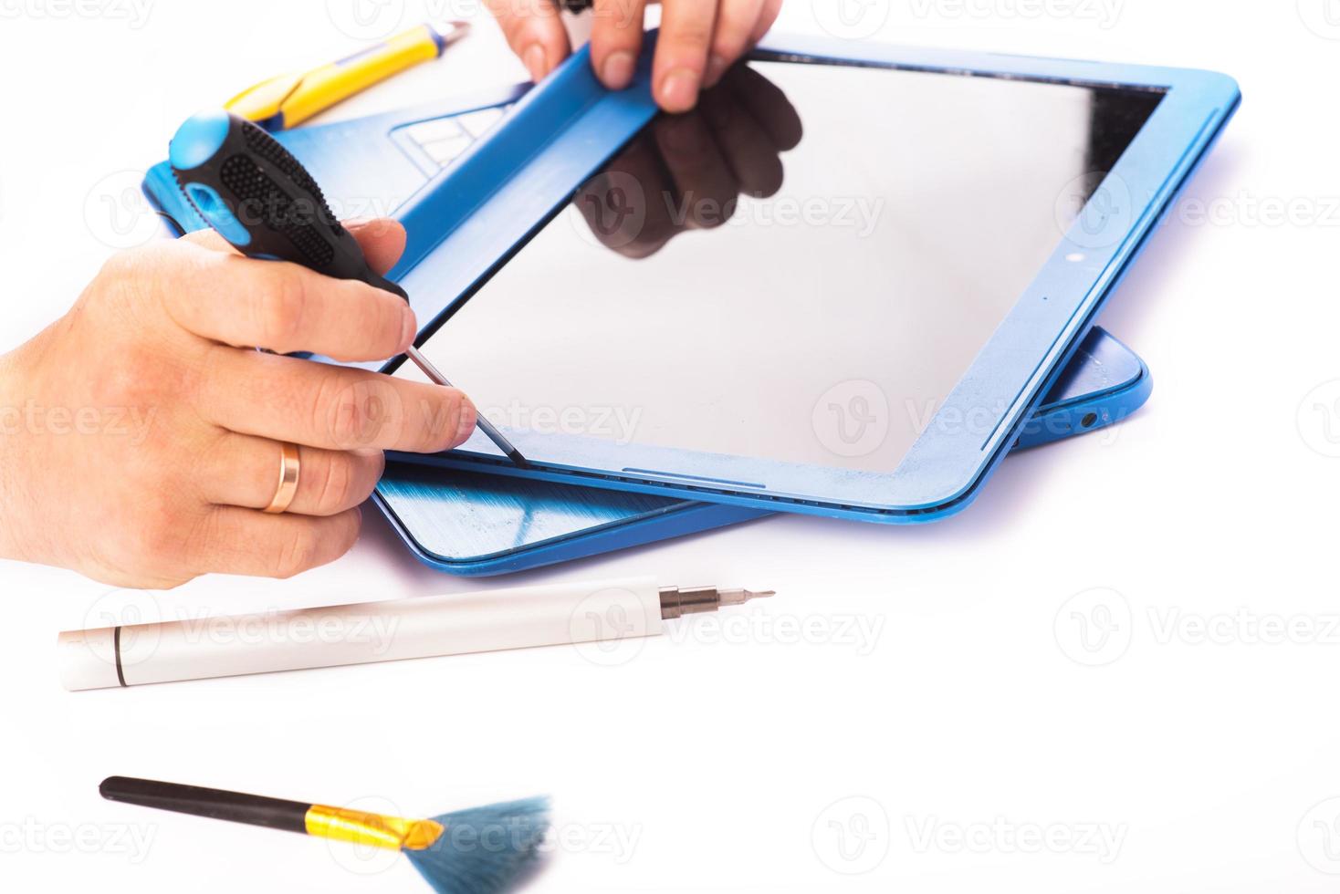 o engenheiro repara laptop azul, pc, computador e a tela. substituição da tela do notebook. instala a CPU do equipamento foto