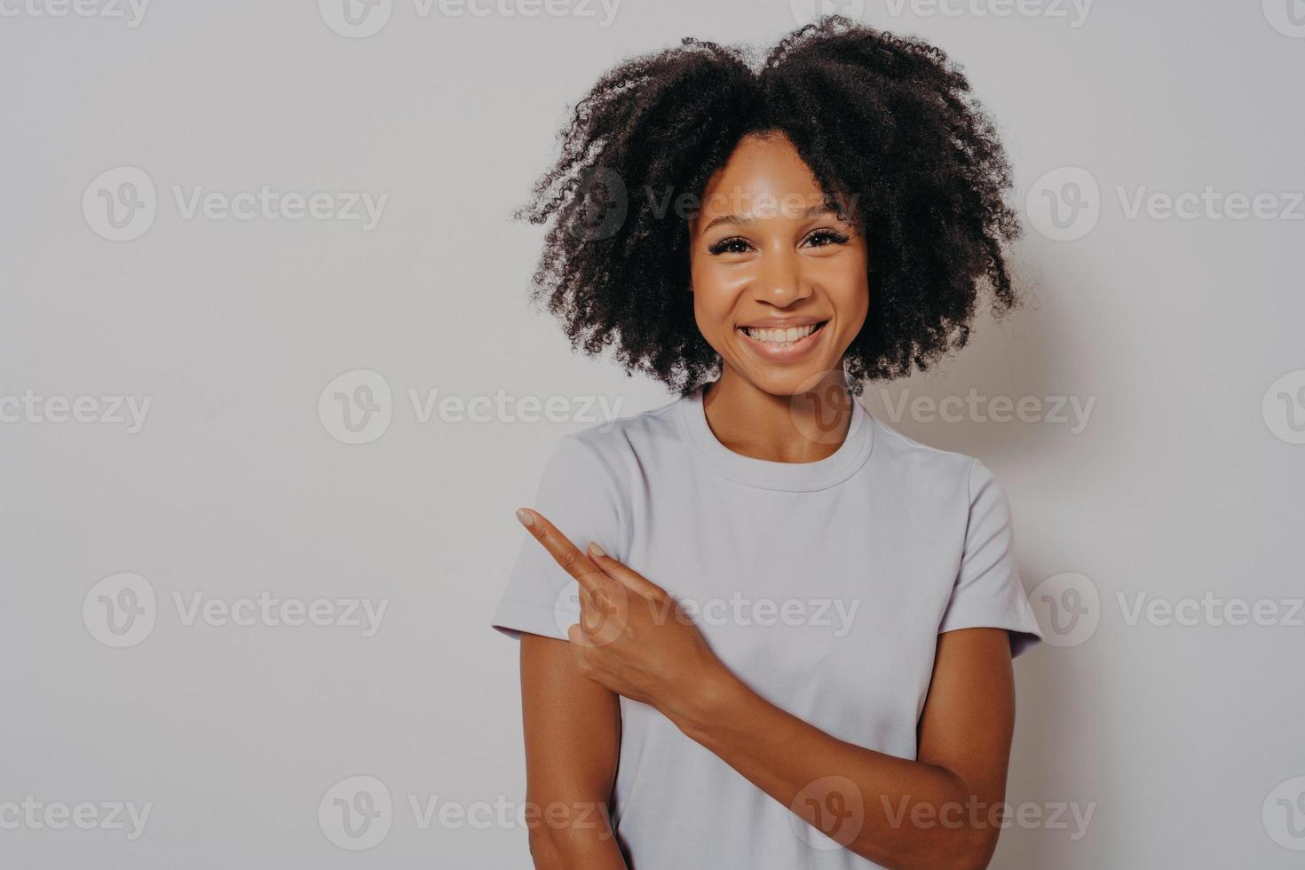 Sorriso relaxado e retrato de menina negra e tablet no chão da