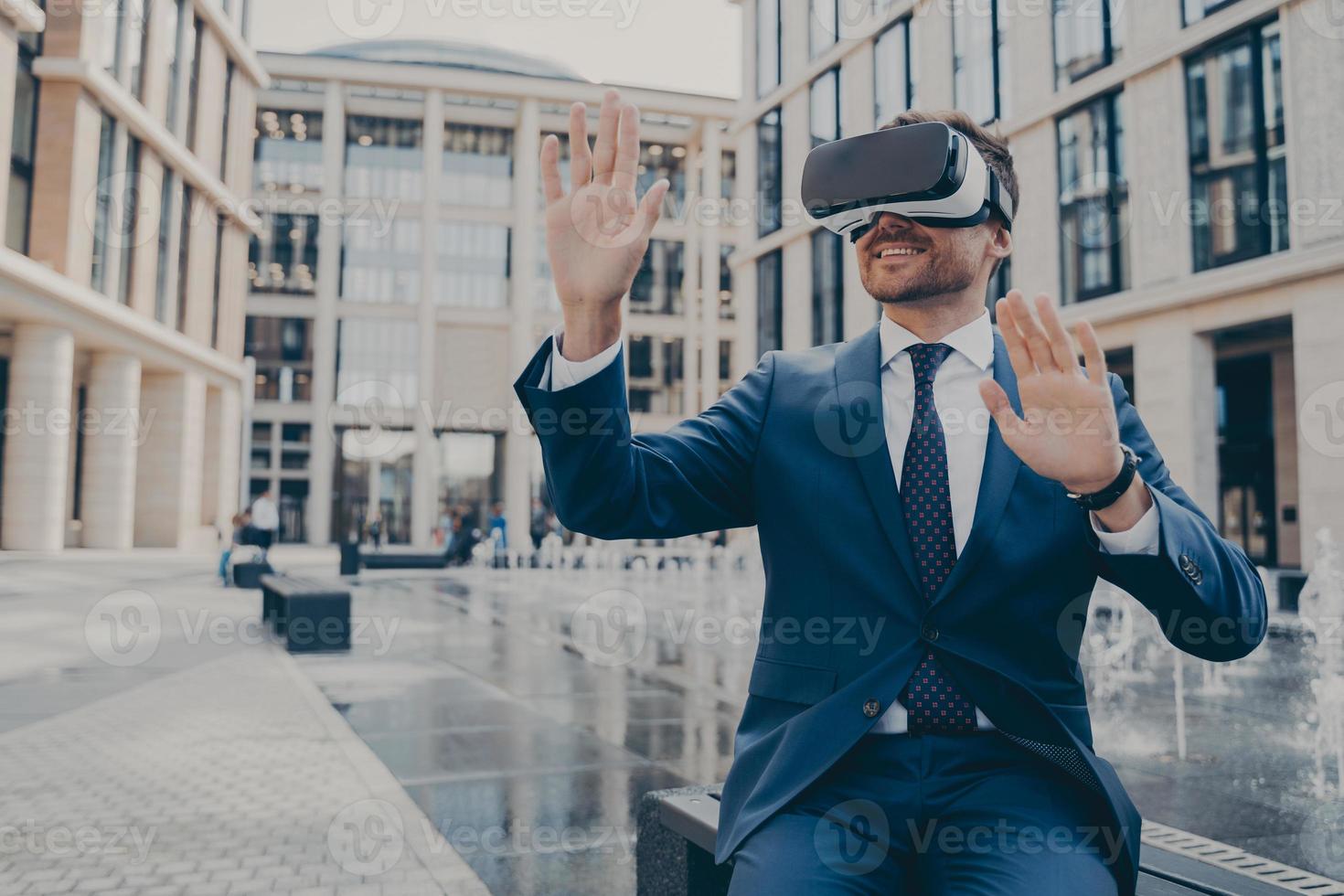 bem sucedido jovem empresário em terno formal visualizando projeto futuro em realidade virtual foto