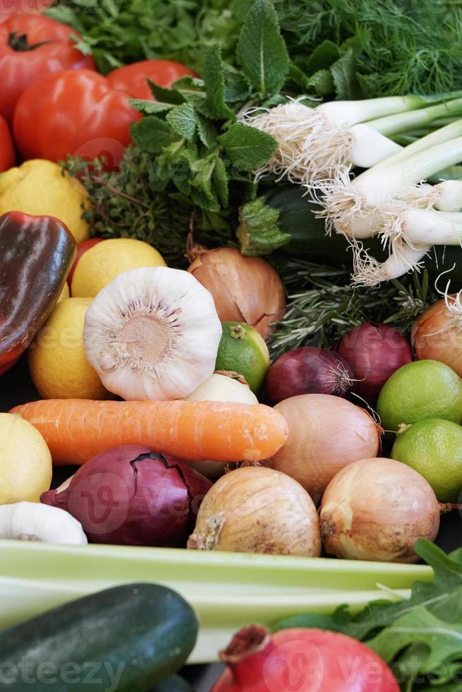 várias frutas e legumes orgânicos foto