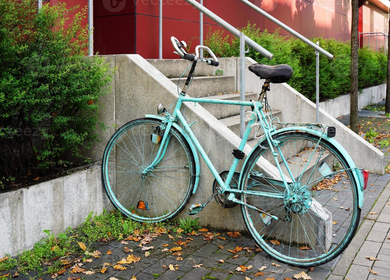 bicicleta pintada trancada no corrimão foto