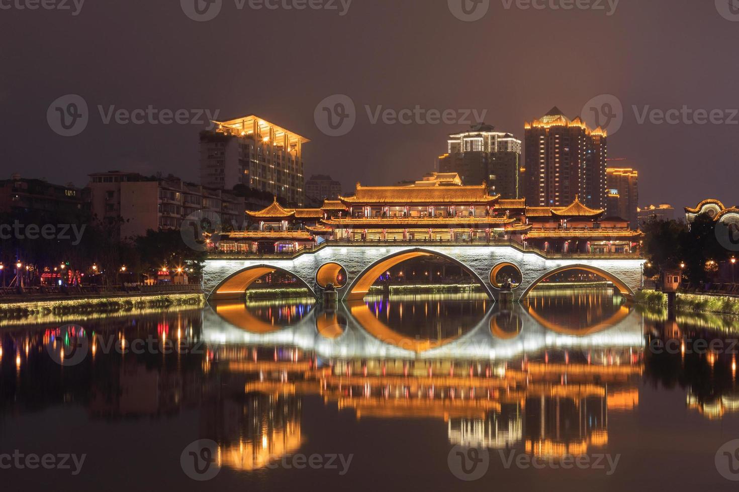 ponte do salão noturno em chengdu, china foto