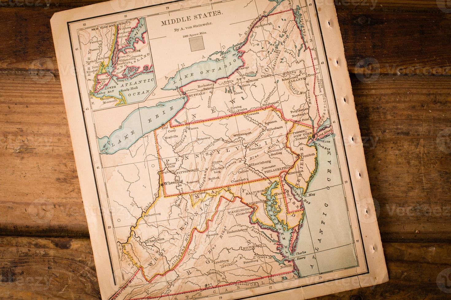 mapa antigo dos estados médios, sentado em ângulo no tronco de madeira foto