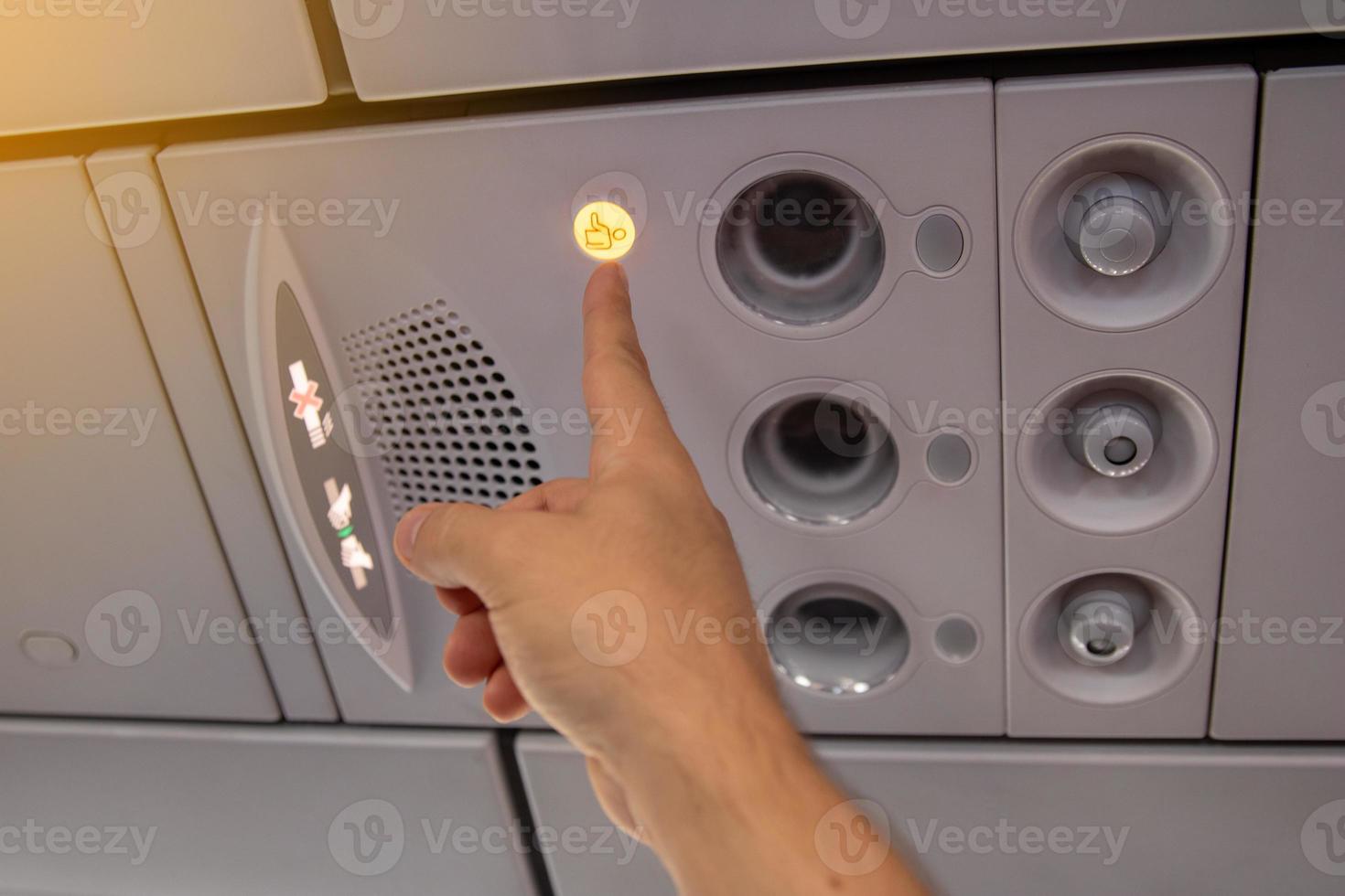 botão de chamada de comissário de bordo. ar condicionado no avião. foto