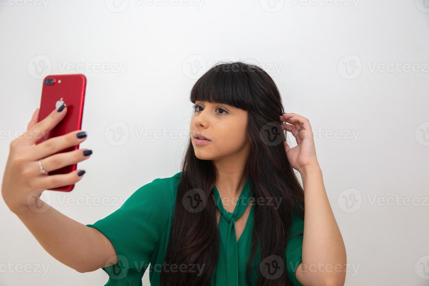 autorretrato de mulher legal, incrível, bonita, positiva e sexy, tirando selfie na câmera frontal foto