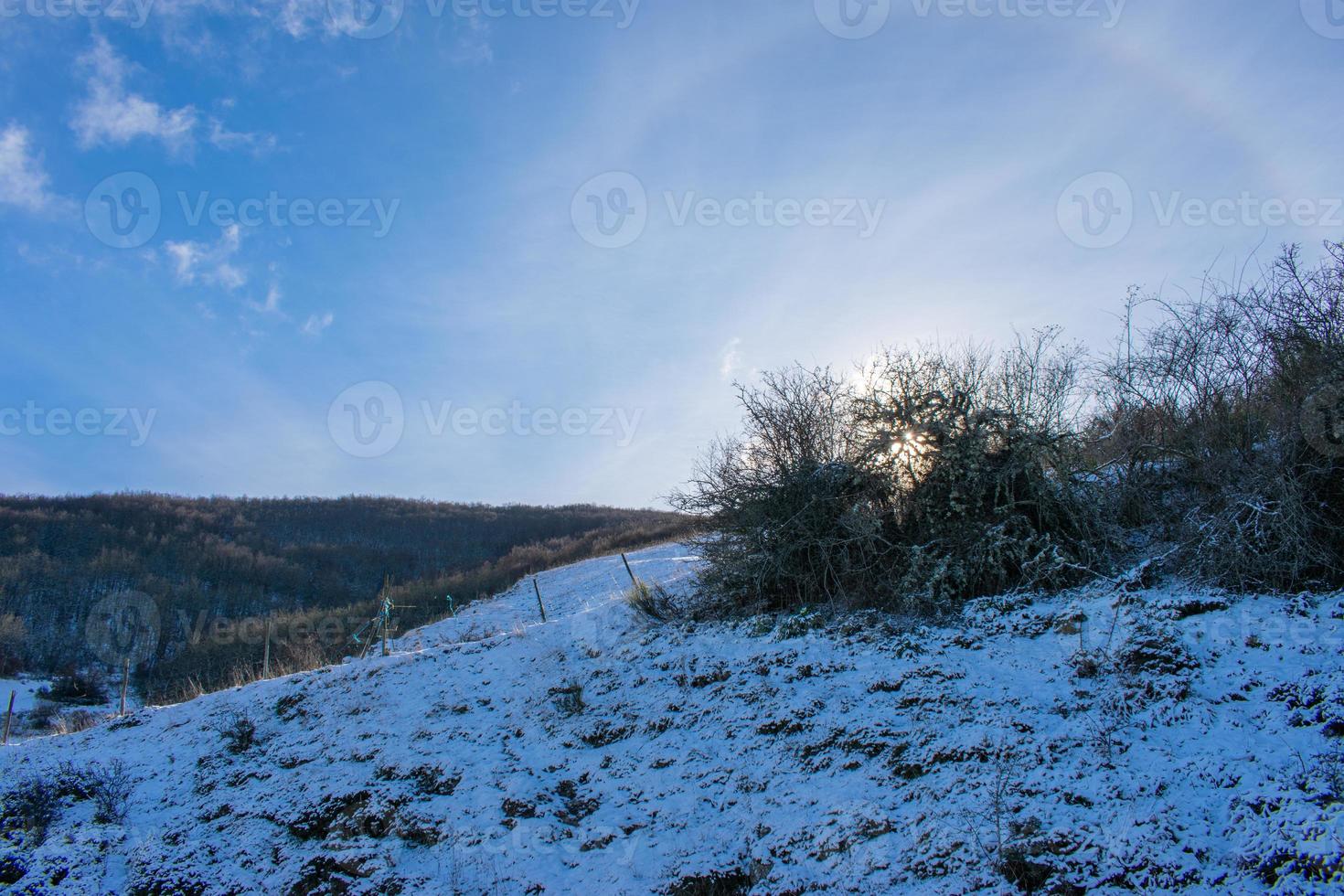 montanhas cobertas de neve em um dia ensolarado de inverno foto