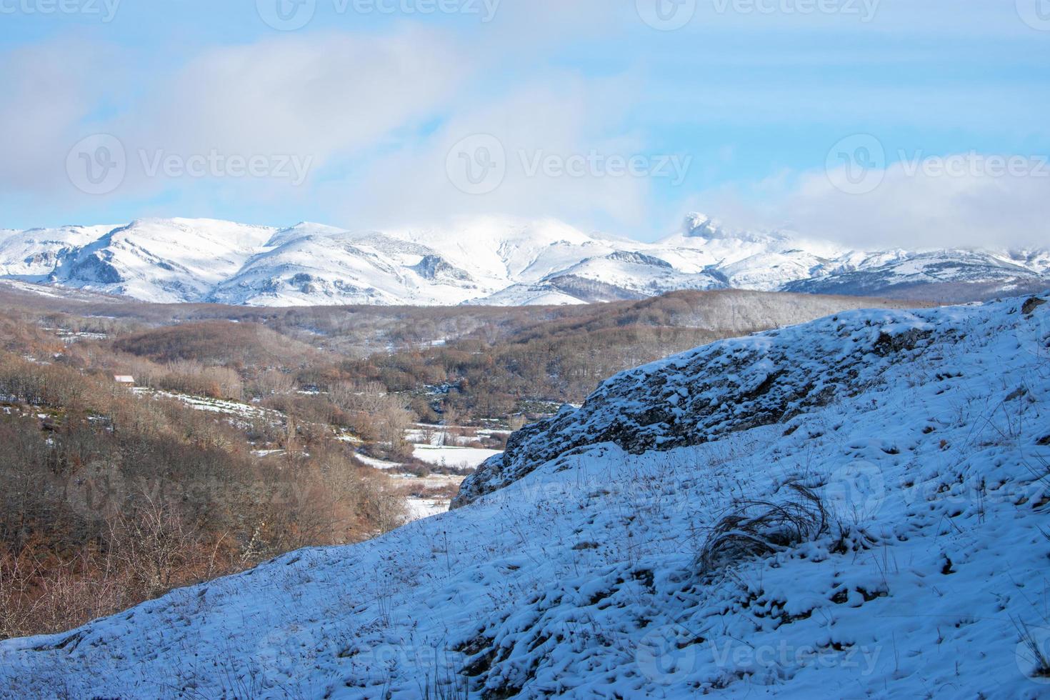 montanhas cobertas de neve em um dia ensolarado de inverno foto