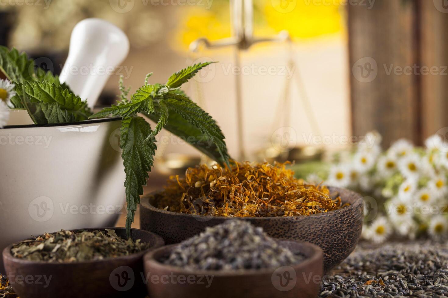 ervas, frutas e flores com argamassa, no fundo da mesa de madeira foto