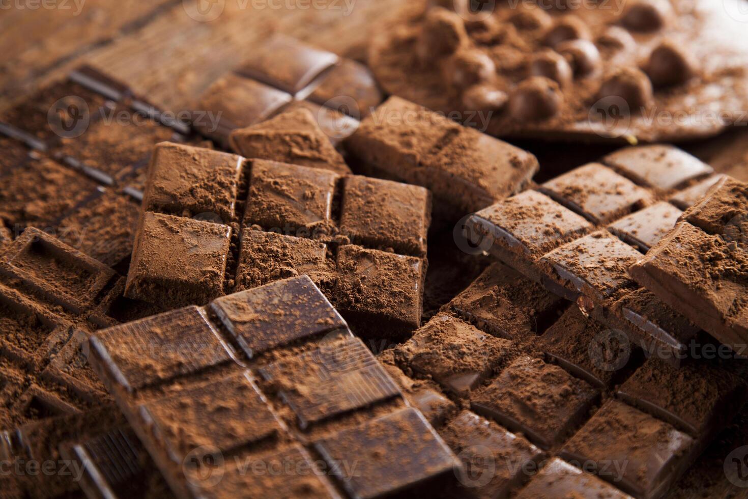 barras de chocolate, doces doces, comida de sobremesa em fundo de madeira foto