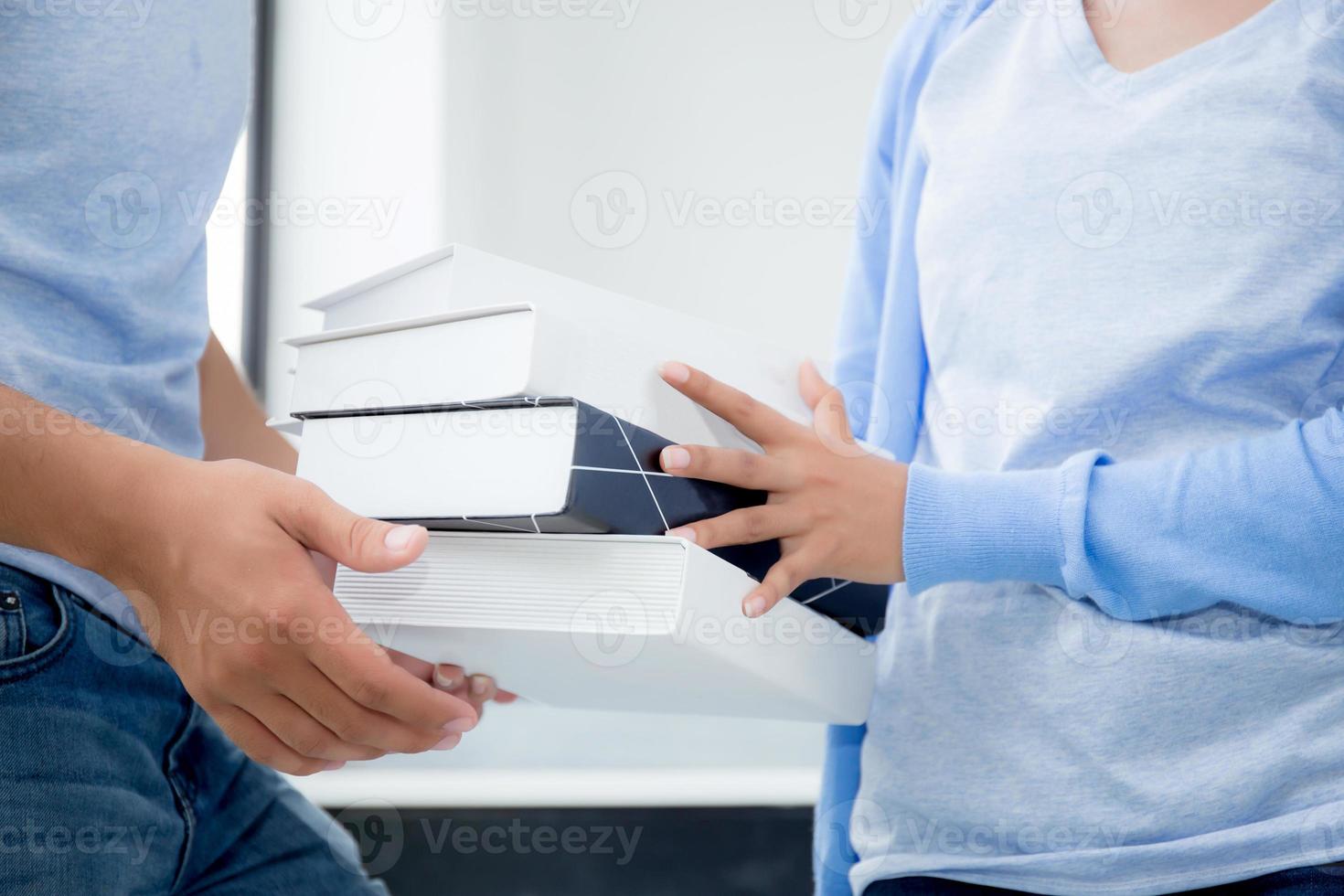 closeup mulher e homem segurando o livro com livro de estudo e aprendizagem para conhecimento, pesquisa e pesquisa no conceito de coworking faculdade ou universidade, educação e estilo de vida. foto