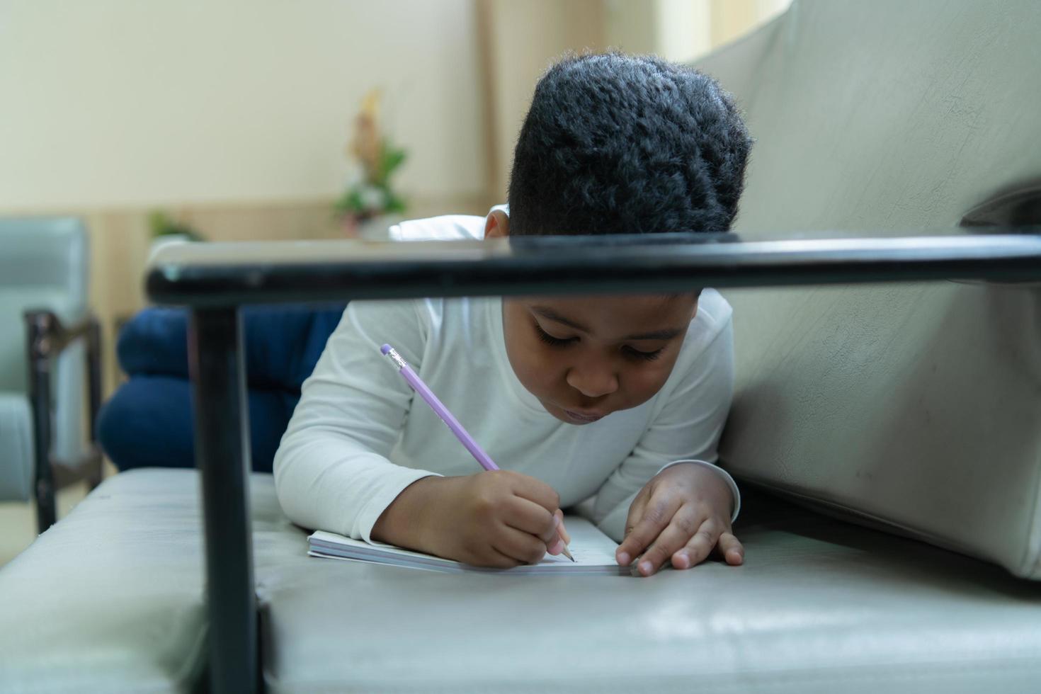 menino com imaginação que rabiscou ou desenhou o que pensava no papel foto