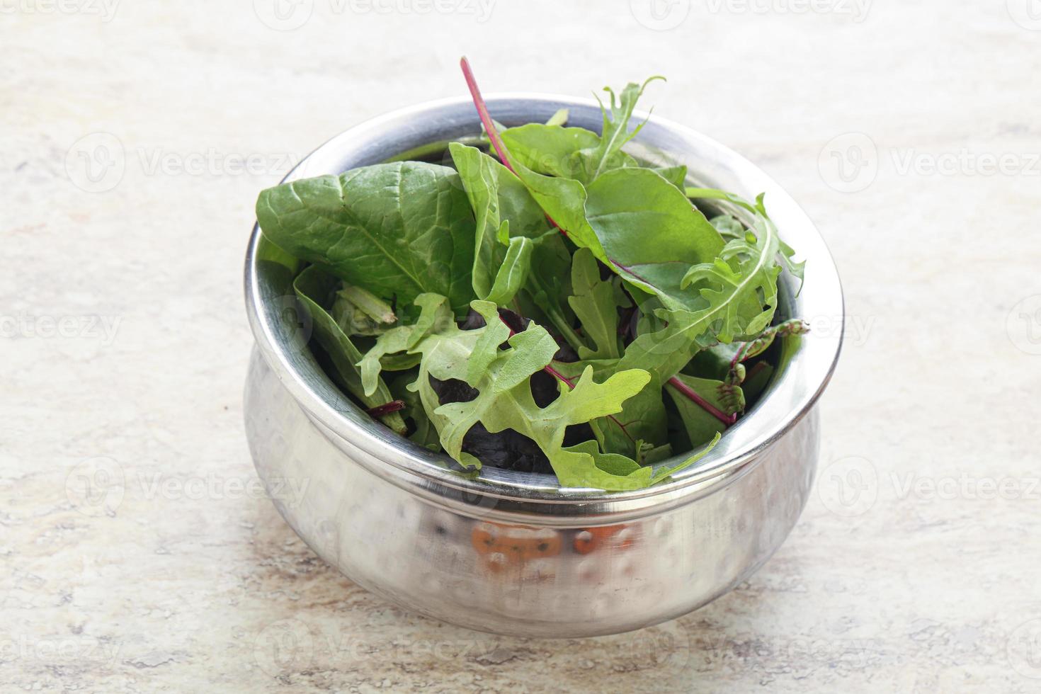 salada de vitaminas verdes mistura vegetariana foto