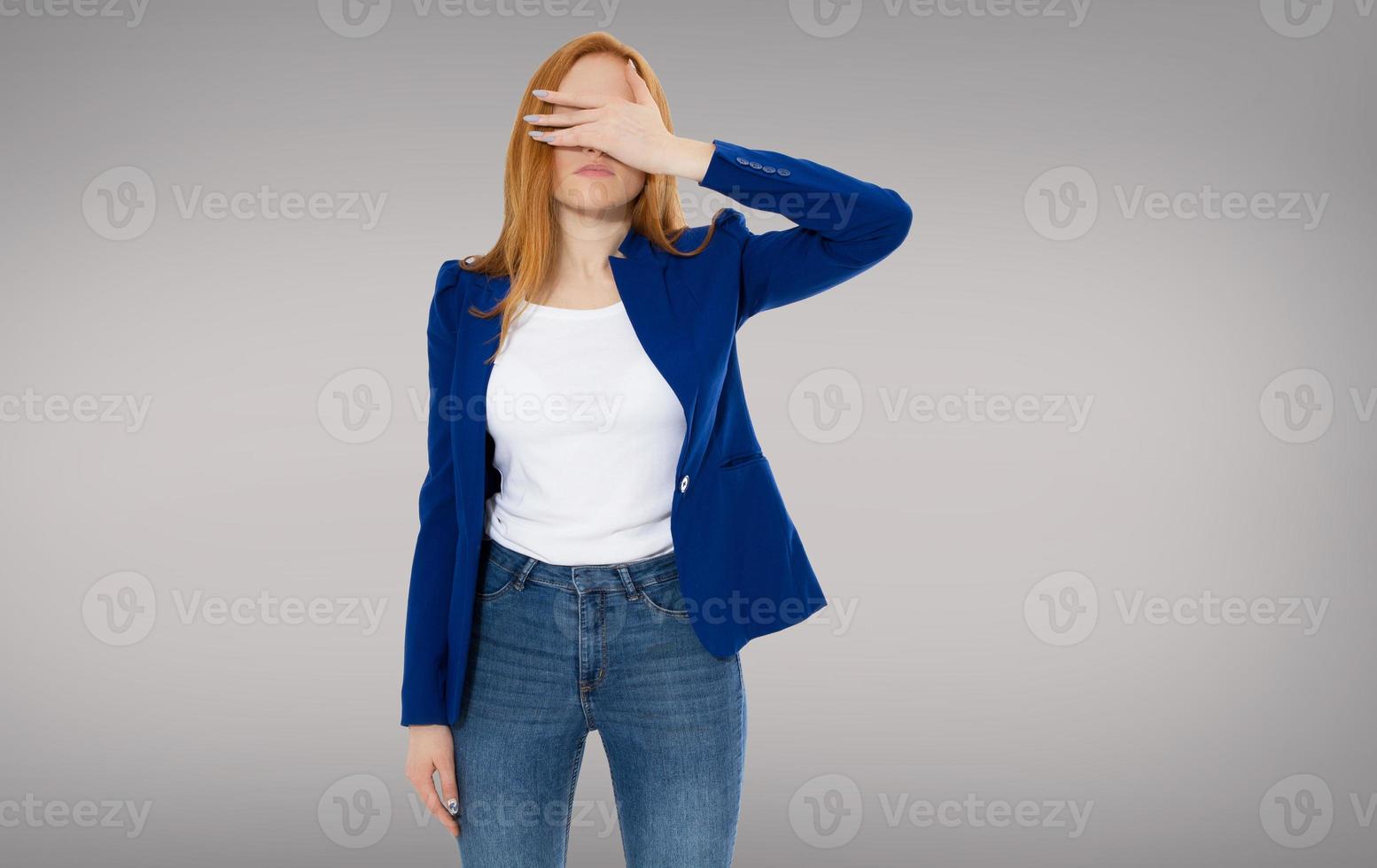 estressada exausta jovem ruiva com forte dor de cabeça de tensão. closeup retrato de uma linda garota doente, sofrendo de enxaqueca, sensação de pressão e estresse. imagem de alta resolução foto