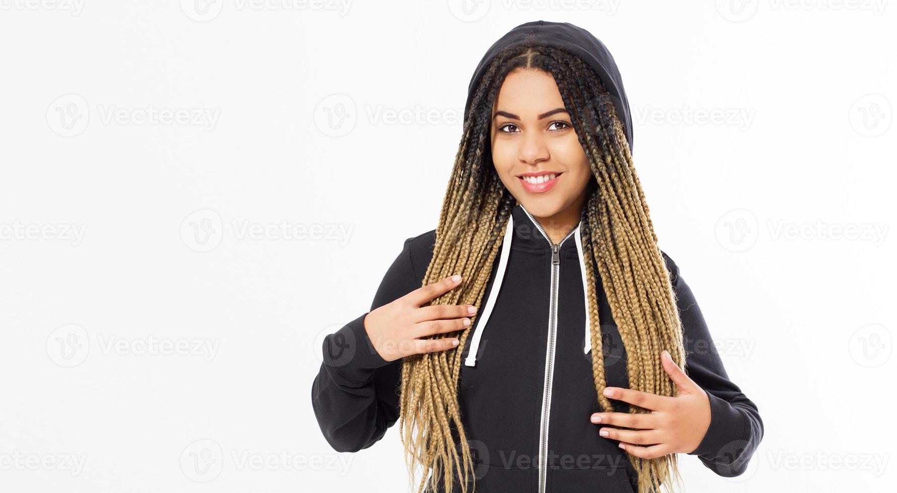 jovem mulher bonita - hipster em moletom preto posando em fundo branco, copie o espaço foto