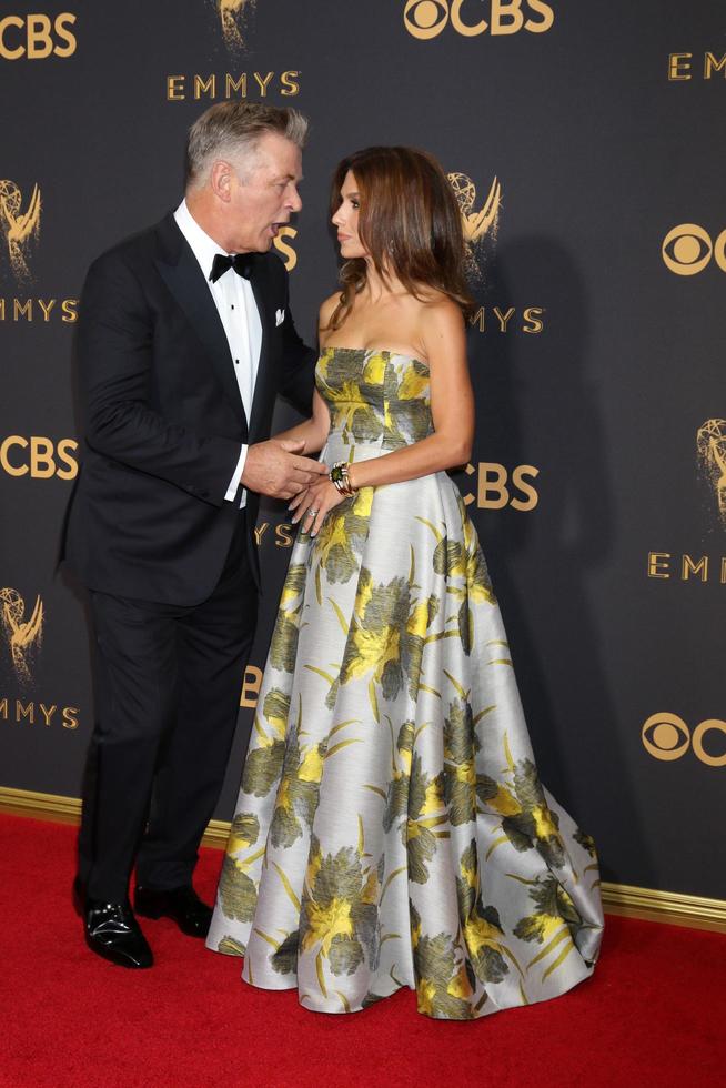 los angeles 17 de setembro, alex baldwin, hilaria baldwin no 69º primetime emmy awards chegadas ao microsoft theater em 17 de setembro de 2017 em los angeles, ca foto