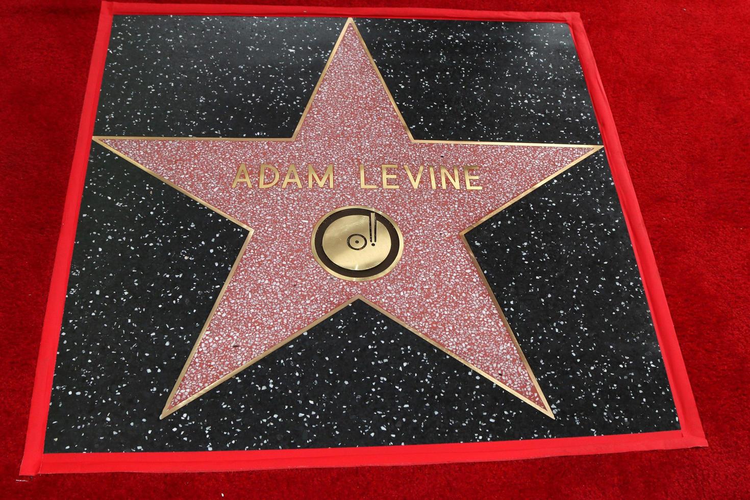 los angeles 10 de fevereiro, estrela de adam levine na cerimônia de estrela da caminhada da fama de adam levine em hollywood no instituto de músicos em 10 de fevereiro de 2017 em los angeles, ca foto