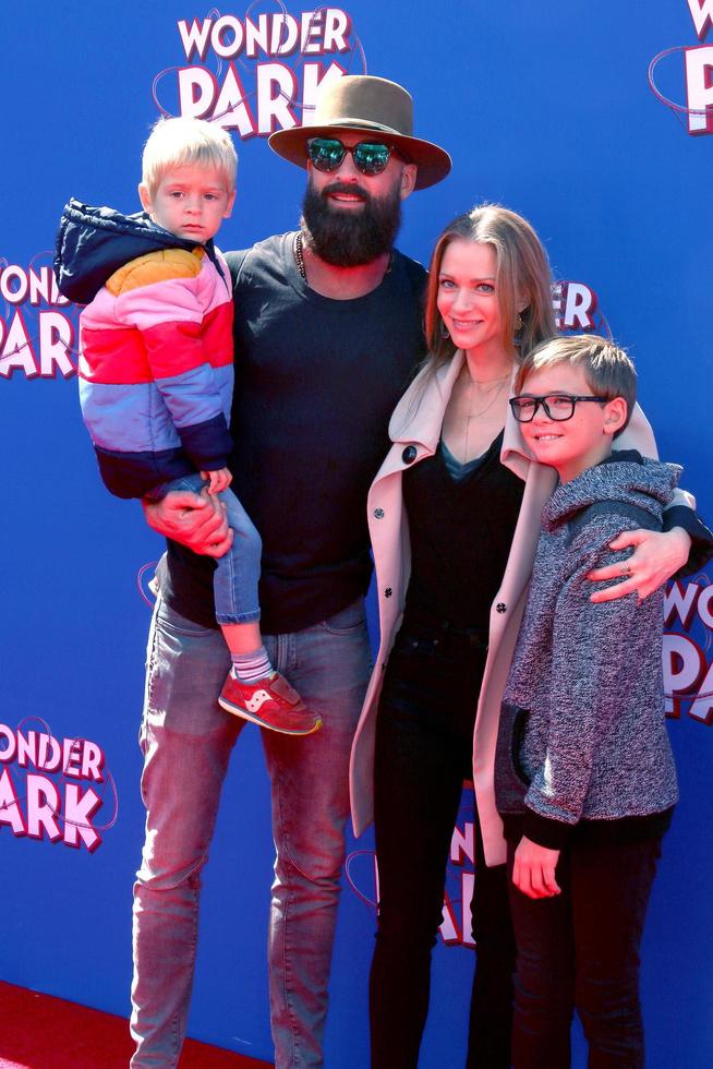 los angeles 10 de março, aj cook, family at the wonder park estréia no village theatre em 10 de março de 2019 em westwood, ca foto