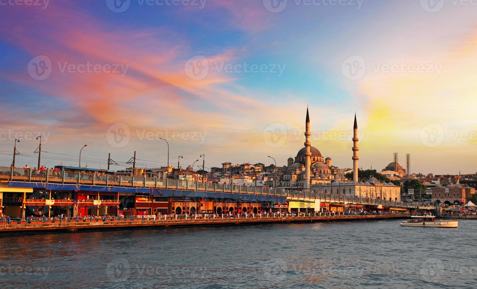 dramático pôr do sol sobre Istambul, Turquia foto