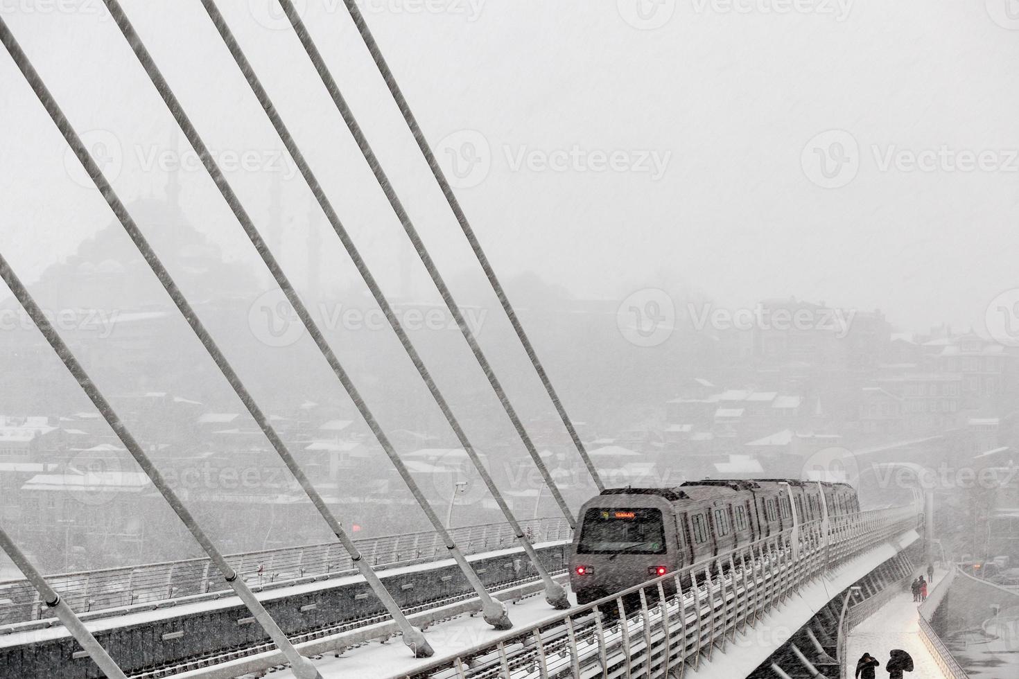 trem de metrô na ponte halic no inverno foto