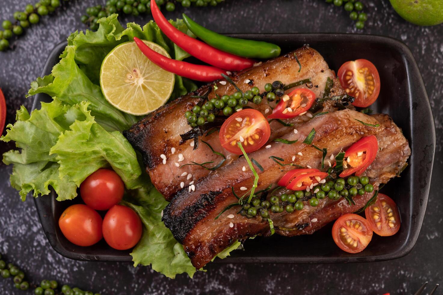 bife de porco coberto com gergelim branco e sementes de pimenta fresca. foto