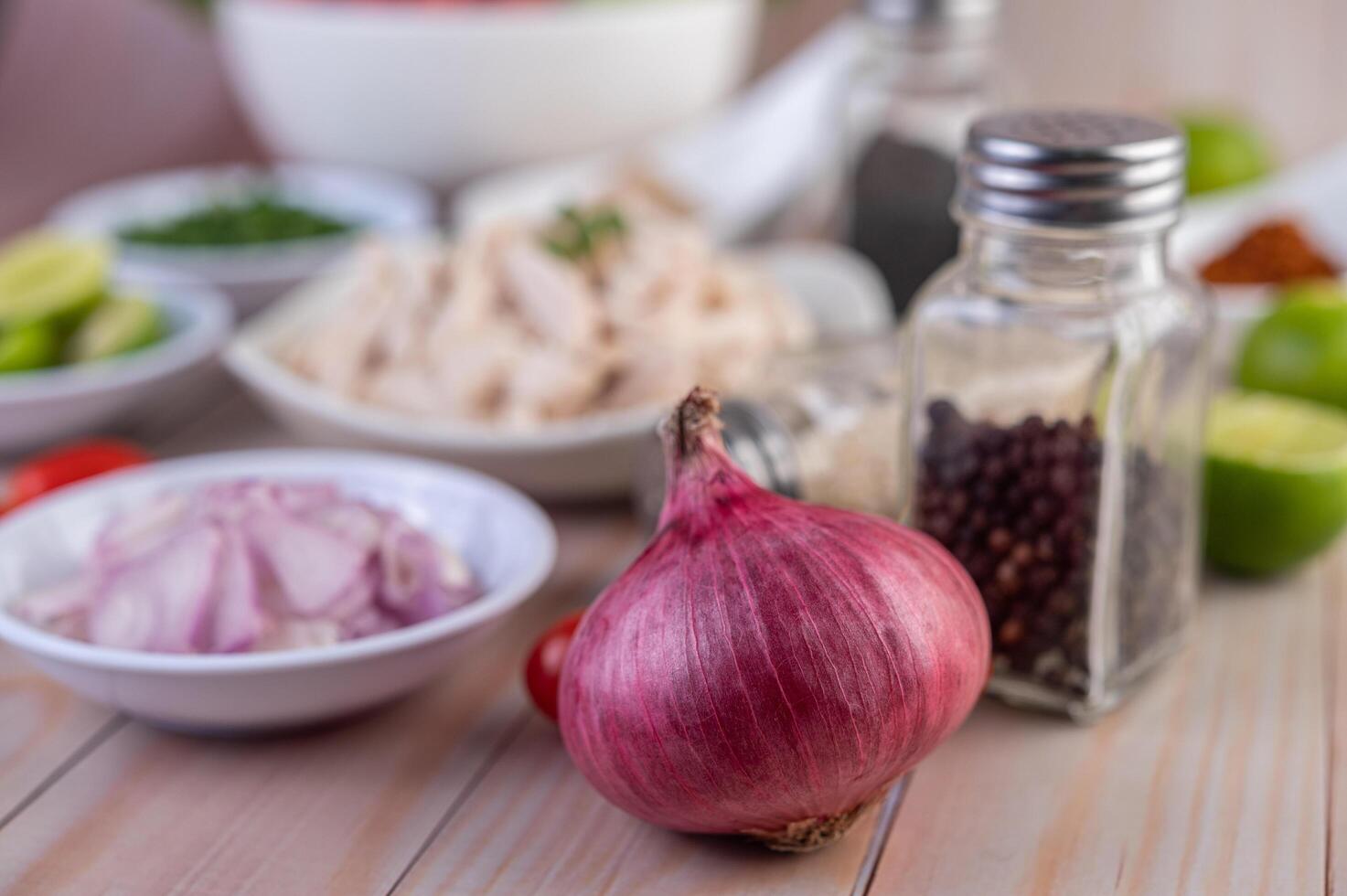 cebola roxa em um copo sobre uma mesa de madeira. foto