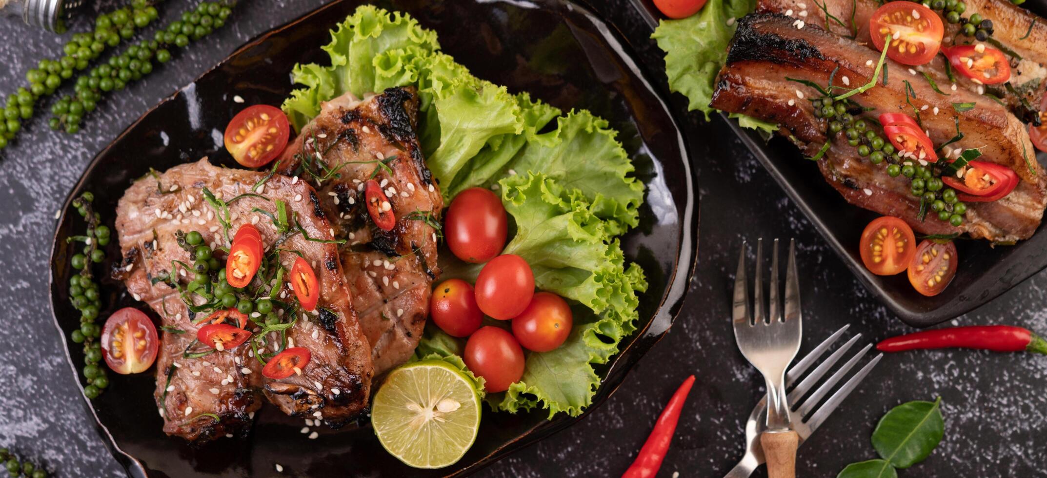 bife de porco coberto com gergelim branco e sementes de pimenta fresca. foto