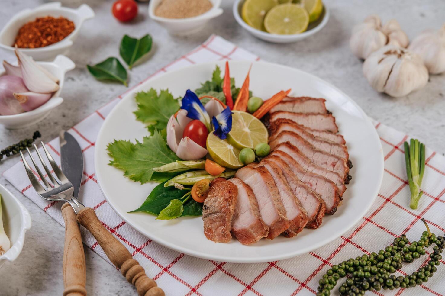 carne de porco com limão, cebola, cebola roxa, tomate, feijão longo, flor de ervilha borboleta e hortelã. foto